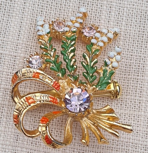 Exquisite signed brooch lucky - signed,