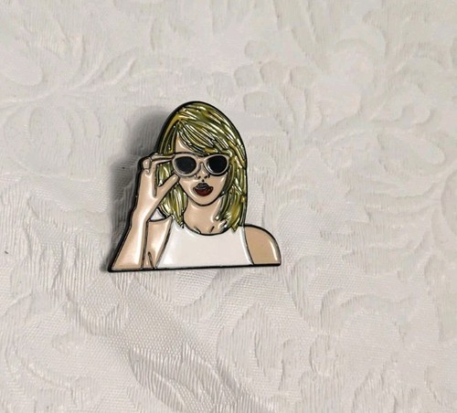 Taylor swift with - swift, white