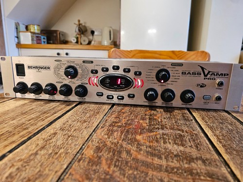 Behringer bass amp - v-amp, 19"