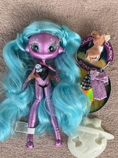 Novi Stars Mae Tallick With 3 Outfits Including Orbit Beach