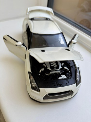 Diecast metallic white - 1.18,