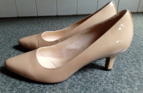 Clarks ladies beige court