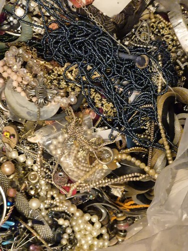 9kg broken costume jewellery - 9kg,