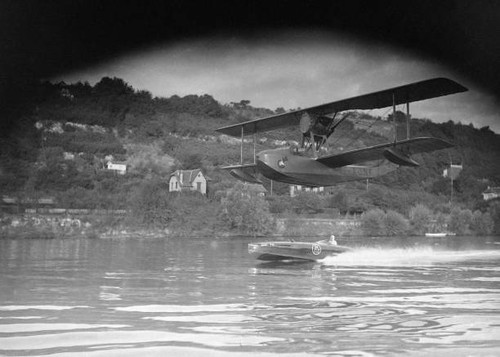 Seaplane flying over - , dr