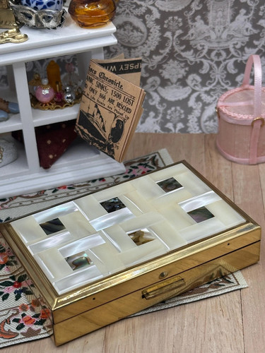 Vintage clover musical powder - vintage,