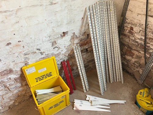 Spur shelving brackets