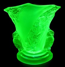 STUNNING UNUSUAL VINTAGE ART DECO BROCKWITZ PARAKEET URANIUM GREEN GLASS VASE