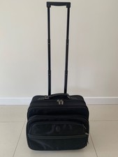 Montant pilot case on wheels and handle