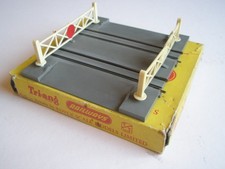 Tri-ang TT / T.33 Hand Operated Level Crossing for Type B Track / 3mm Scale