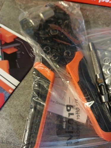 Magnetic eyelet pliers - eyelet,