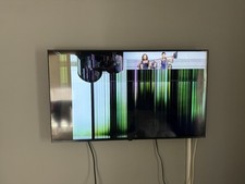 LG 43UR81006 43" Smart 4K Ultra HD HDR LED TV (damaged panel)