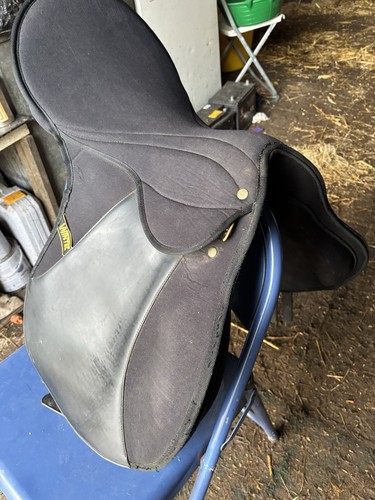 Inch black wintec saddle - 17,