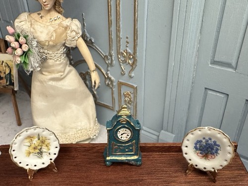 Pair dolls house display - pair,