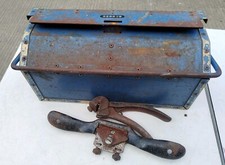  VINTAGE TRADITIONAL STYLE TYPE GENERAL STEEL TOOL/DIY BOX AND TOOLS. 