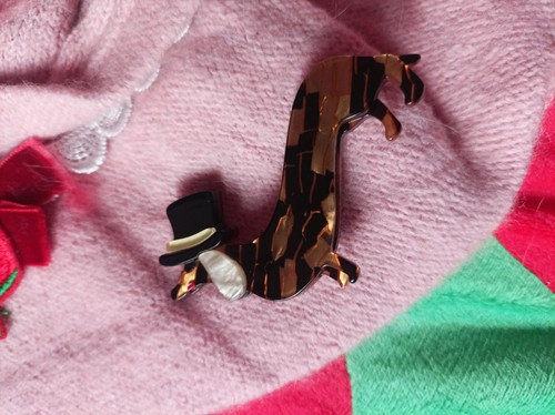 Sausage dog brooche hat - brooche, in