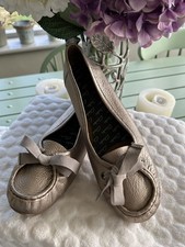 Clarks Shoes Size 7.5 In Gold