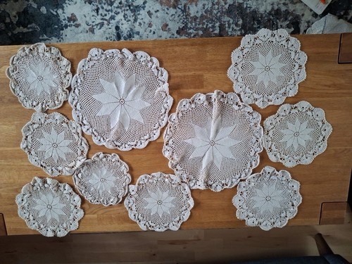 Beige circular doillies - beige,