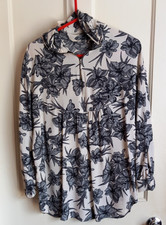 ZARA LADIES BLOUSE ZIP  NECK TOP SIZE LARGE BLACK WHITE FLORAL