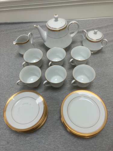 Tea cups and saucers - , with