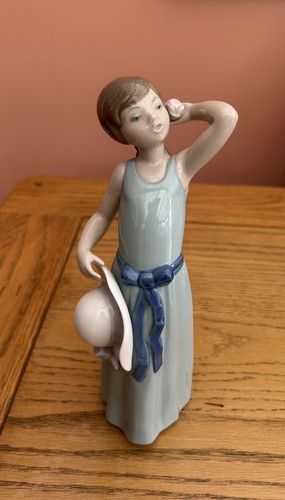 Lladro lady with - with, hat