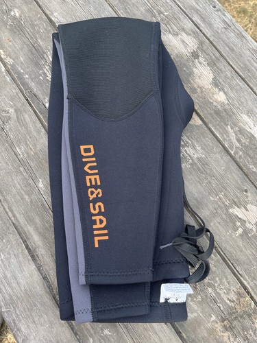 Black and grey dive - and, sail