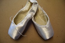 White satin Freed classic pointe shoes - size 5.5 no X  V maker