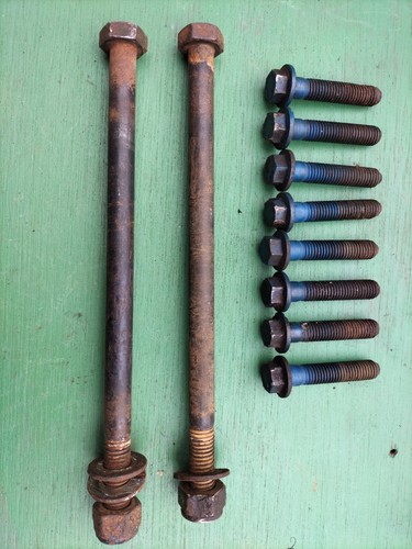 Sierra rear diff - rear, bolts