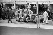 Dan Gurney watches as Jo