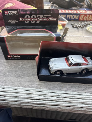 Corgi classic james bond 007 - james,