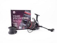 BOXED - DEBAO 'THE PIONEER' 8000 FIXED SPOOL REEL + SPARE SPOOL