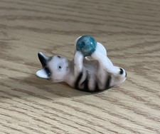 Vintage Miniature Cat Figurine- Ceramic Ornament (2.5cm)