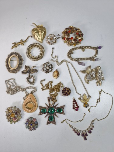 Broken vintage jewellery - vintage,