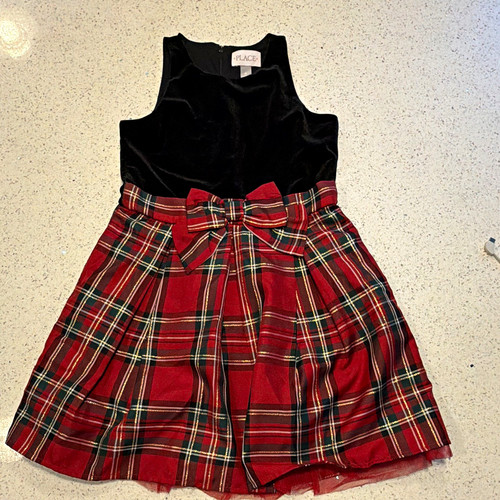 The children place - girls, red