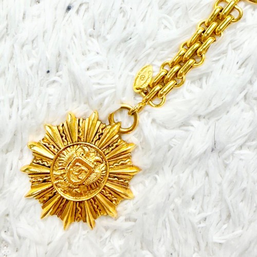 Chanel vintage gold - chanel, charm