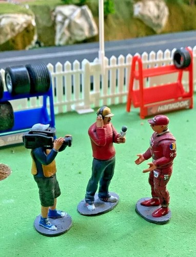Scalextric press pit set - press, tv