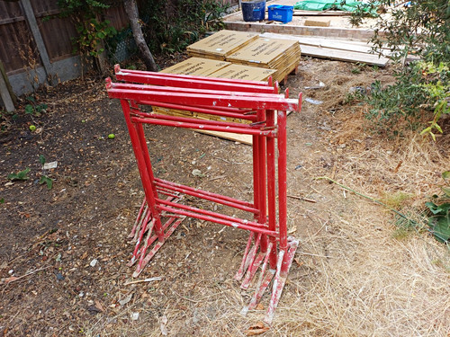 Red steel trestles no3 - red, no3.