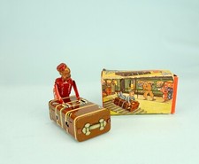 Gescha suitcase boy from the