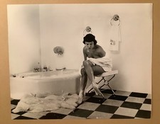 Risqué barefoot pinup photo