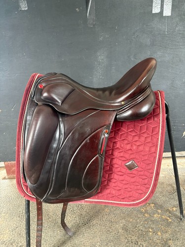 Adjustable dressage saddle - adjustable,