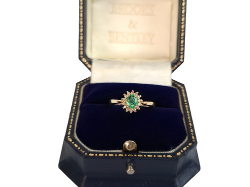 Emerald and diamond ring 9ct - and,