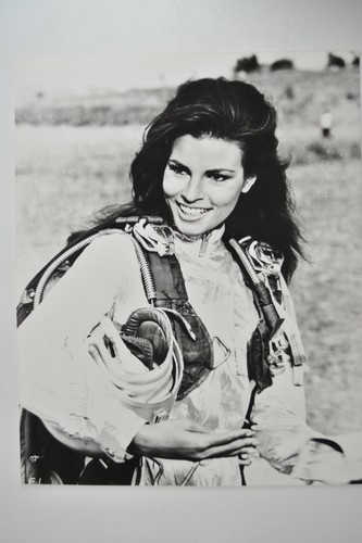 Raquel welch parachute - raquel,