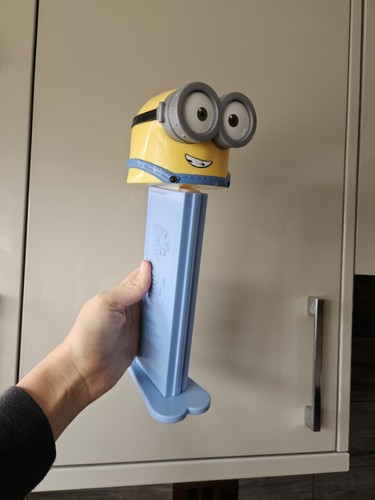 Giant bob minion - giant, dispenser