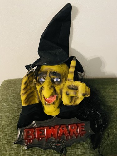 Scary peeper tapping - 🧙,
