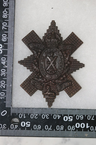 British army metal cap badge - metal,