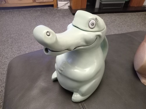 Carltonware teapots crocodile - teapots,,