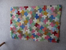 LATCH HOOKED WOOL RUG