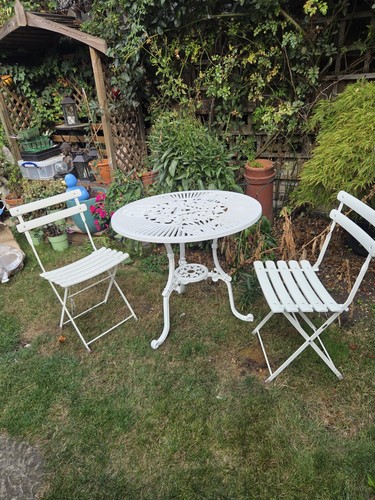 White cast alumium garden - white,