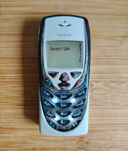 Nokia 8310 comes with charger - nokia,