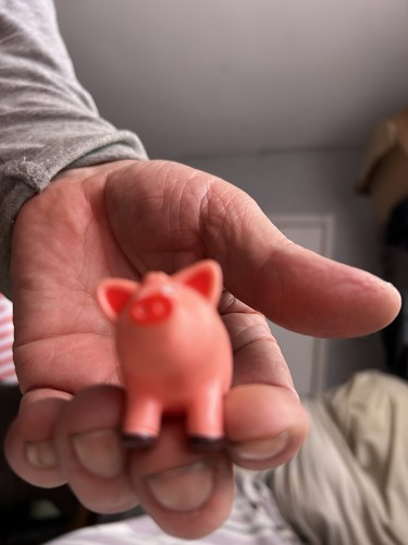 Unmarked pig figurine - unmarked,