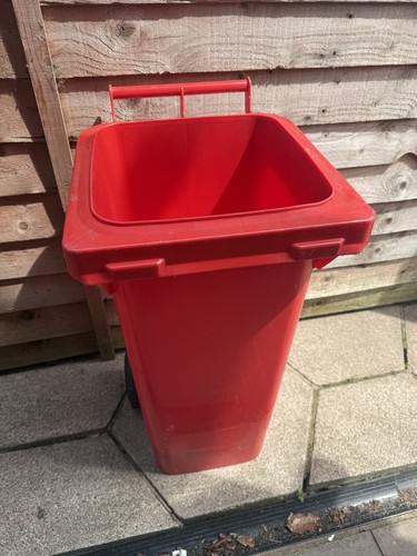 Red 80l wheelie bin with - 80l,
